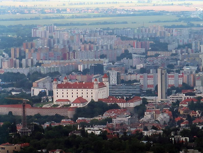 Kleine Karpaten. Vom Gernsehturm auf dem Kamzik blickt man auf die Burg von Bratislava