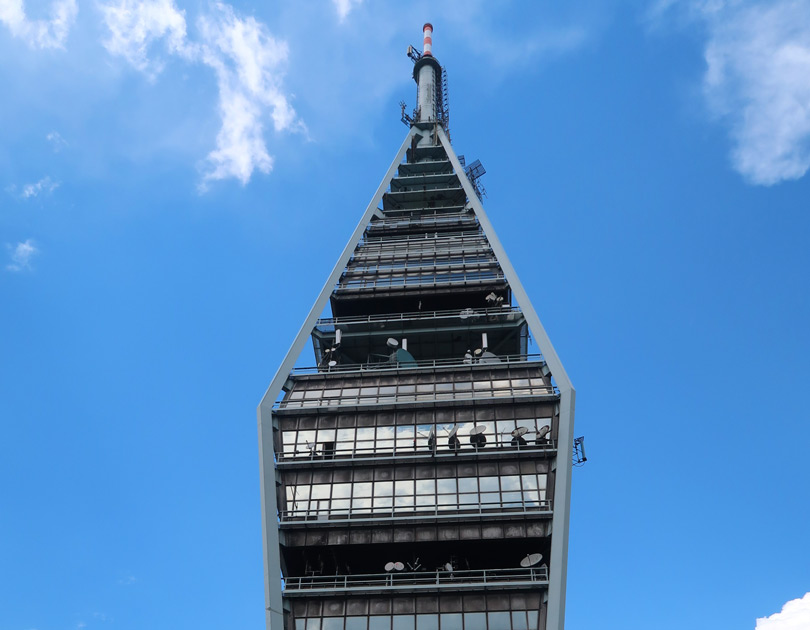 Wanderen durch die Kleinen Karpaten: Kamzik-Fernsehturm bei Bratislava