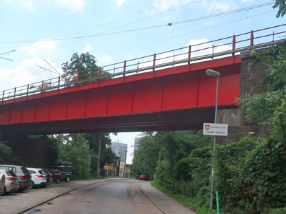 Kleine Karpaten: Rote Eisenbahn-Brcke in Bratislava