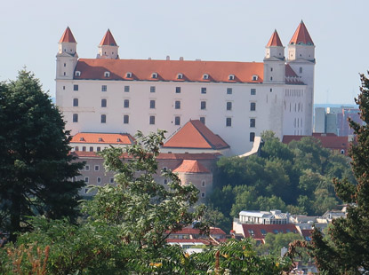 Kleine Karpaten: Blick vom sowjetischen Soldagtenfreidhof Slavin auf die Burg Bratislava