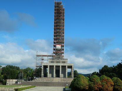 Kleine Karpaten: Obelisk auf dem sowjetischen Soldatenfreidhof in Bratirlava