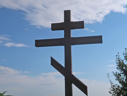 Kleine Karapten: Hlzernes Kreuz am Rande des Soldatenfriedhofes Slavin