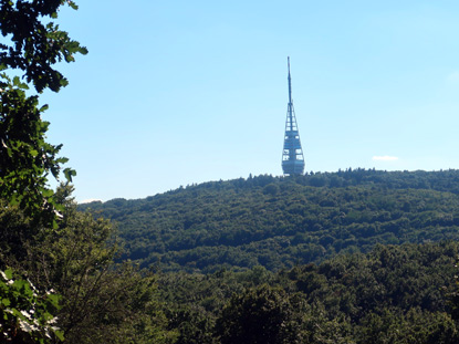 Kleine Karpaten. Blick vom  Tri Duby auf den Fernsehturm Kamzik