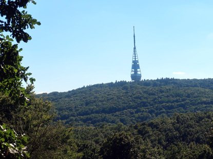 Kleine Karpaten. Blick vom  Tri Duby auf den Fernsehturm Kamzik