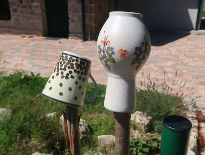 Kleine Karpaten: Hufig wird der Gartenzaun mit Vasen und Tassen verziert