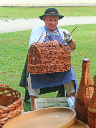 Kleine Karpaten: Korbmacher auf dem Markt Cervens kamen (Bibersburg)