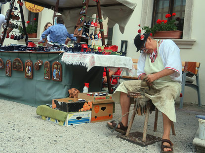 Kleine Karpateen: Markt in der Vorburg der Bibersburg: Tpfer bei der Arbeit