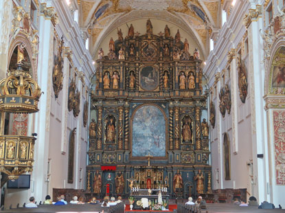 Kleine Karapten: Johanns des Tufers Kathedrale hat einen 20 m hohen und 15 m breiten Hauptaltar von 1640 und ist aus massivem Holz