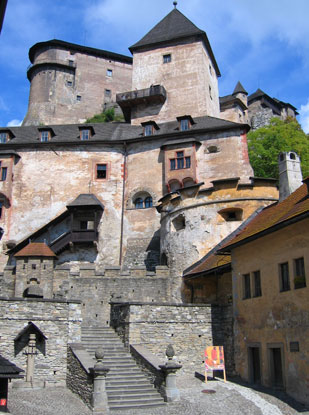 Burghof der Oravsk hrad (Arwa Burg). Der Vampirfilm Nosferartu wurde hier 1921 gedreht.