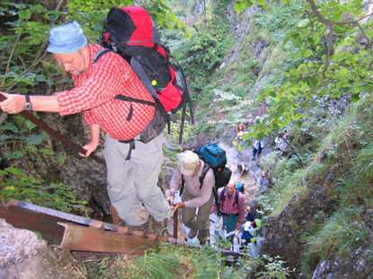 Wandern Slowakei: Unser Aufstieg von tefanov wieder auf den Weitwanderweg E3 erfolgte durch die Klamm Horn diery. 