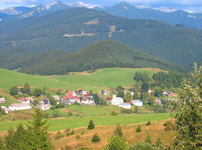 Unser Tagesziel, der Ort Veľk Borov, liegt zu unseren Fen. Im Hintergrund, die Zpadn Tatry (West - Tatra).