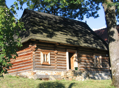 Der Ort Veľk Borov besteht berwiegend aus Holzhusern. Man sieht nur Kinder und ltere Menschen. 