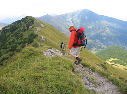 Im Hintergrund ist bereits der hchste Berg der Mal Fatra  zu sehen: der 1709 m hohe Veľk Krivň. 