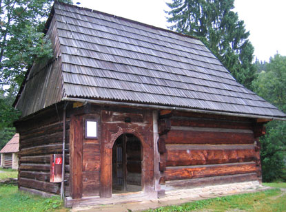  Mehrere Bauernhuser. Die Ngel an der Eingangstr sind Glckssymbole.