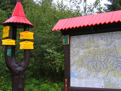 Der 70 km lange Wanderweg Tatransk magistrla umrundet in der Slowakei die West und Hohe Tatra. Beginn beim Hotel Mnch (Mnch).