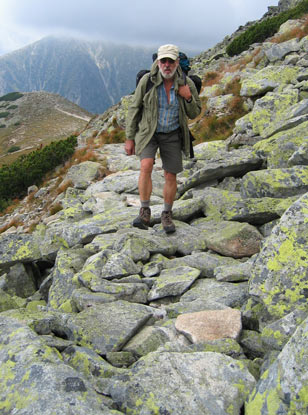 Hohe Tatra In diesem Abschnitt der Tatransk magistrla wandert man auf Steinplatten. Aufnahme entstand kurz vor dem Bergsee Batizovsk pleso. 