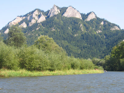 Die Flofahrt auf dem Dunajec (Dunajetz) geht vorbei an der Felsenwand Trzy Korony (Drei Kronenberg) 