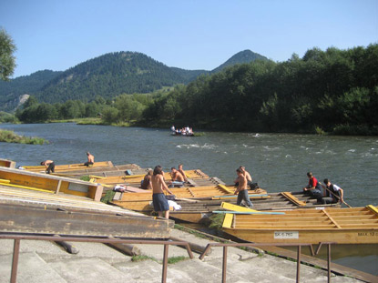 Pieninen: Beim  Červen Kltor (Rotes Kloster) werden auf slowakischer Seite die Boote fr eine Flofahrt auf dem Fluss Dunajec (Dunajetz) zusammengebaut