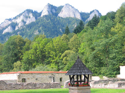 Vom Červen Kltor (Rotem Kloster) blickt man auf den  markanten Trzy Korony (Drei Kronenberg) in Polen