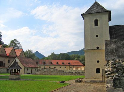 Das Červen Kltor wird deshalb Rotes Kloster genannt, weil seine Dcher rot gedeckt sind. 