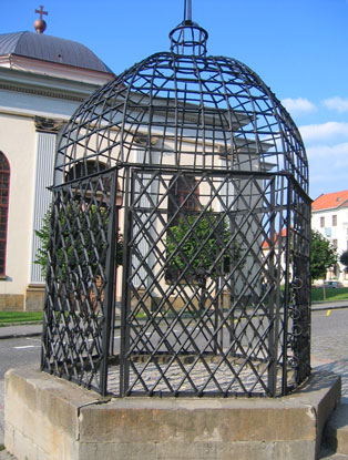 Leutschau: Der Schandkfig aus dem 16. Jh. in Levoča (Leutschau). Hier wurden Frauen nach kleinen Vergehen 24 Stunden zur Schau gestellt.