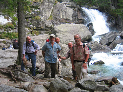 Hohe Tatra:  Fluss studen potok mit dem Wasserfall "Dlh vodopd"