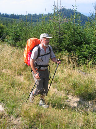 Mit neuen Wanderschuhen und Wanderstcken ausgestattet, eilt Harald als Pfadfinder der Gruppe voraus.