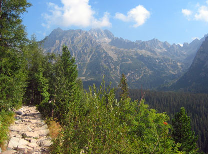 Hohe Tatra: Nur wenige Meter vor dem Popradsk pleso (Poppersee) dieser Blick auf die Berge der Hohen Tatra.