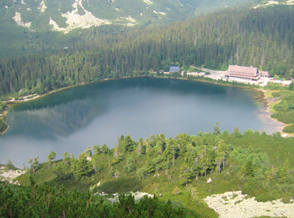 Hohe Tatra: Blick vom Sedlo pod Ostrvou auf den Popradsk pleso (Poppersee) mit Berghtte Chata pri Popradskom plese. Der Poppersee ist die Quelle des Flusses Poprad.