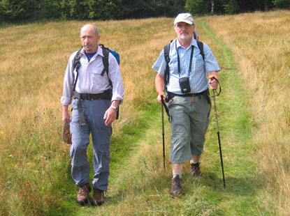 Zips: Der Weitwanderweg verluft immer auf dem Bergkamm. Zur Abwehr von Bren- und Hundeattacken wandern Eugen und Wolfgang gemeinsam......