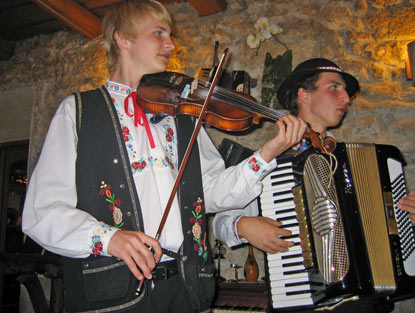 Goralenmusiker in einem Lokal in Vyn Rubachy (Oberrauschenbach) 
