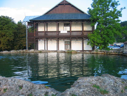 Zips: Die Attraktion des Kurorts Vyn Rubachy (Oberrauschenbach) ist der kleine Kratersee. 