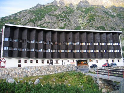 Hohe Tatra: Unterhalb der Gerlachovsk tt (Gerlsdorfer Spitze) ist das Horsky hotel Sliezsky dom (Schlesierhaus). 