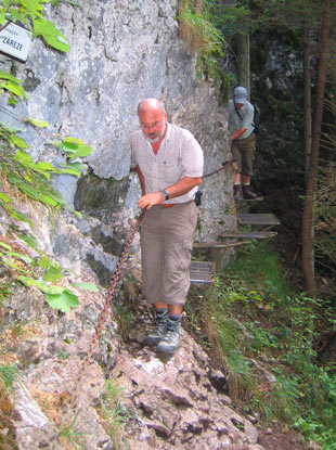 Schwierige Wegstrecken sind im Slowakischen Paradies durch Seile, Ketten, Steigeisen, Brcken und Leitern gesichert.