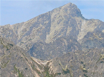 Hohe Tatra: Der "heilige Berg der Slowaken", der 2.494 m hohe Krivň von trbsk Pleso (Tschirmer Bergsee) aus gesehen. 