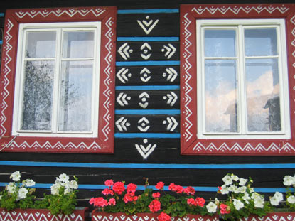 Goralenhaus: Die Verzierungen der Fenster der alten Holzhuser in diar erinnern an ein Kreuzstichmuster.