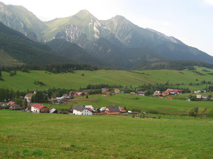  Goralendorf diar (Morgenrthe). Im Hintergrund sind die Berge der Belianske Tatry (Belaner Tatra) zu erkennen.