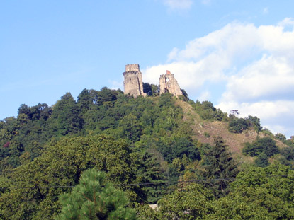 Wandern Slowakei: Im Slansk vrchy (Sovarer Gebirge)  thront die Burgruine  Slanec