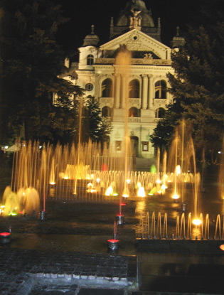  Koice (Kaschau): Anblick der singenden Fontnen in der Nacht.