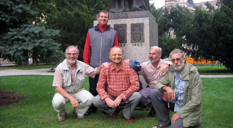 Wandern im Osten der Slowakei: Die Wandergruppe: Wolfgang, Felix, Harald, Klaus und Dirk (stehend) vor dem Stadtwappen am Sdende des Hauptplatzes  von Koice (Kaschau). 