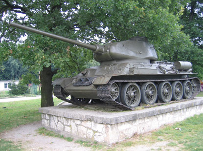 Wanern durch den Osten der Slowakei: Ein Panzer erinnert am Dargovsk priesmyk (Dargov-Pass) an die Kmpfe im II. Weltkrieg