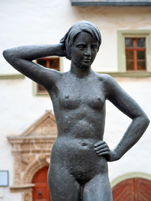 Brunnenfigur vor dem Eingang zum Rernaissance Schloss ion Dornburg