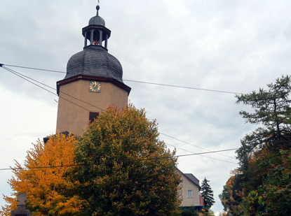 Kirche in Neuengnna unmittelbar am Saale-Horizontale-Weg
