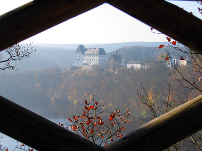 In der Ferne ist das Schlo Burgk an der Saale zu sehen.