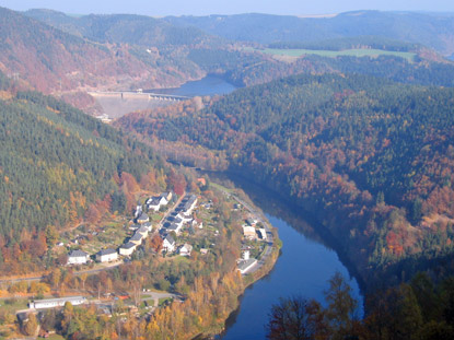 Blick auf den Ort Hohenwarte, das Speicherbecken Hohenwarte und die Staumauer. Im Vordergrund das Ausgleichbecken Eichicht