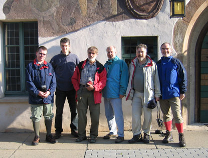 Wandergruppe vor dem Gasthaus "Das Loch" in Saalfeld