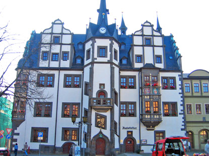 Das im 16. Jahrhundert erbaute Rathaus von Saalfeld zeigt Elemente der Sptgotik als auch der Renaissance.