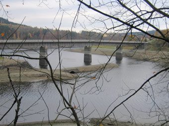 Brcke nach Saaldorf; hier geht der Internationale Bergwanderweg EB wieder zurck nach Saalburg