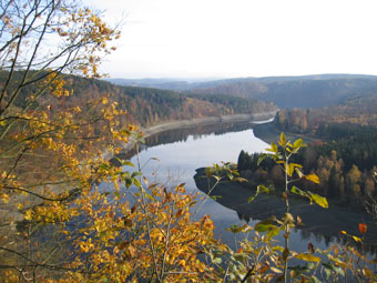 Blick vom Aussichtspunkt Heinrichsstein hinunter zur Saale