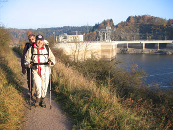 Staumauer zur Talsperre Bleiloch - mit Klaus und Hanjo